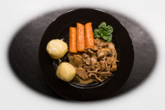 Sibylle-Geschnetzeltes-vom-Schweinefilet-mit-glasierten-Karotten-Kartoffelknoedel