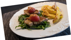 Sibylle-Schweinefilet-an-Ruccola-Knoblauchkirschtomaetli-Pommes