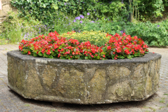 Steintrog-mit-Blumenschmuck-EMB