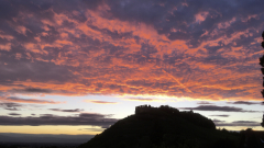 RDz-Juli-Sonne-geht-hinter-der-Burg-unter