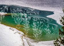 Winterliche-Spiegelung-im-Caumasee-Flims