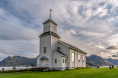 15-Von-Stahlseilen-zusammengehaltene-Holzkirche